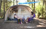 Staanplaatsen van de naturisten camping